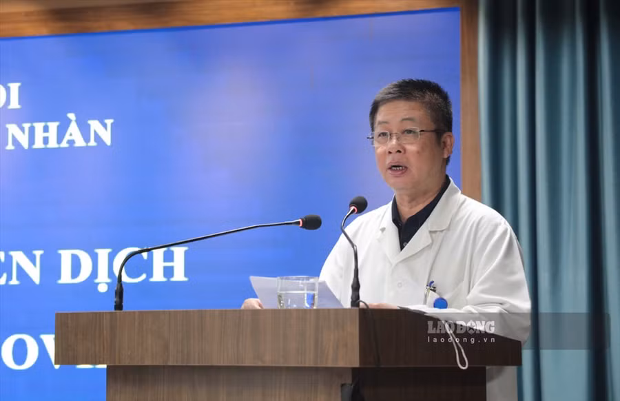 Giám đốc Bệnh viện Thanh Nhàn PGS.TS Đào Quang Minh cho biết, để đảm bảo việc tiêm chủng được an toàn, bệnh viện đã tập hợp nhân viên y tế có chứng chỉ tiêm chủng và tập huấn về tiêm vắc xin COVID-19, trang bị đầy đủ đồ bảo hộ đảm bảo công tác tiêm chủng vắc xin COVID-19 diễn ra đúng quy định và an toàn. Nguồn: Báo Lao động.