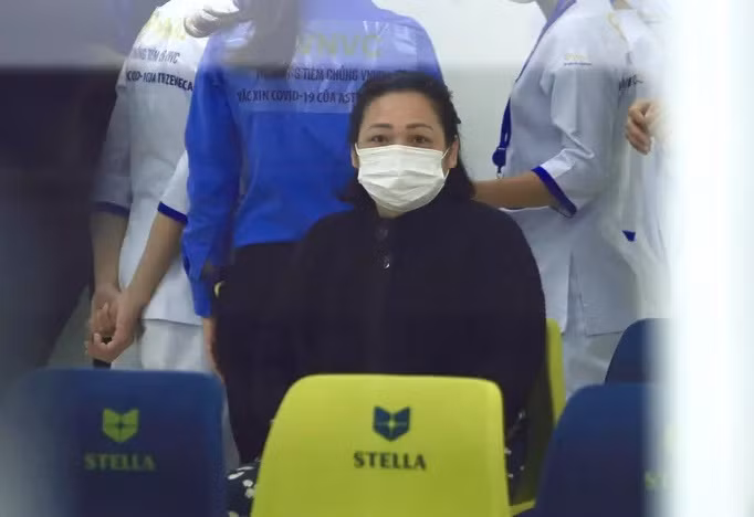 Chị Hoàng Thị Thu Hằng, khoa Ngoại Sản, Bệnh viện Bệnh Nhiệt đới Trung ương là một trong những nhân viên y tế đầu tiên tại Hà Nội được tiêm vaccine. Ảnh: NLĐ