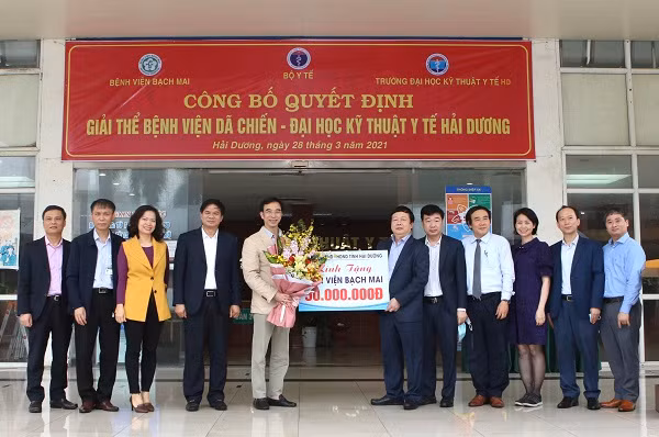 Chủ tịch UBND tỉnh Hải Dương cảm ơn GS.TS Nguyễn Quang Tuấn, Giám đốc BV Bạch Mai. Ảnh: Thành Dương. 