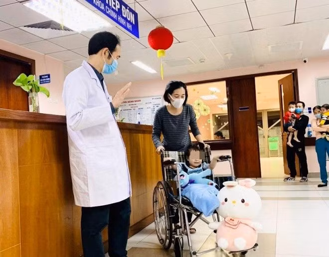 Sáng 5/3, bé gái ngã từ tầng cao chung cư ở Hà Nội đã ổn định sức khoẻ, được ra viện trong sự vui mừng của gia đình. Ảnh: BVCC.