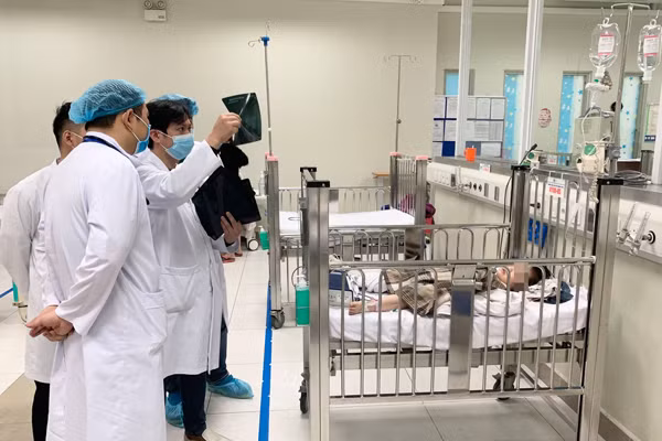 Cháu bé may mắn được cứu và được đưa tới Bệnh viện Nhi Trung ương để cấp cứu.