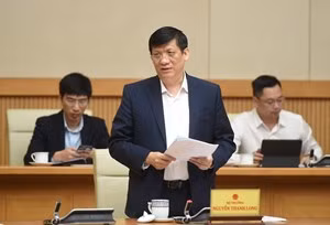 Bộ trưởng Bộ Y tế Nguyễn Thanh Long báo cáo tại cuộc họp. Ảnh: VGP/Quang Hiếu