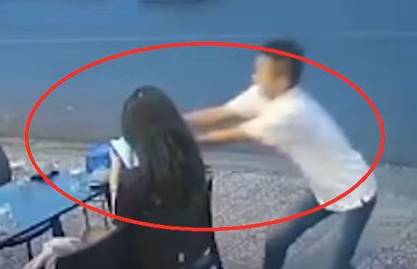 Video: Cô gái bị giật điện thoại iPhone 12 Promax giữa quán ăn đông người