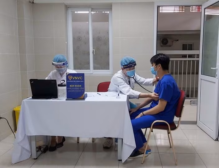 30 người sẽ lần lượt khai báo y tế, điền thông tin cá nhân và ký cam kết. Sau đó sẽ được kiểm tra thân nhiệt, huyết áp... Ảnh: SKĐS.