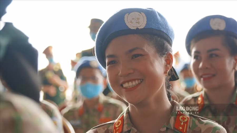 Các nữ chiến sĩ nở nụ cười tươi trong lễ xuất quân. Ảnh: LĐO.