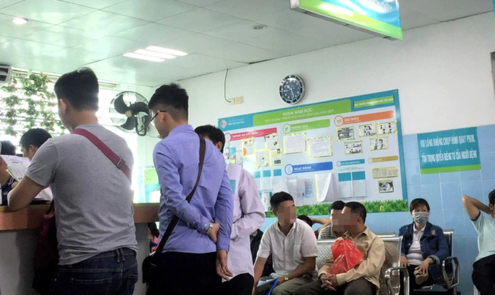 Nam giới đến khám và điều trị tại khoa nam học Bệnh viện Bình dân, TP.HCM ngày càng tăng