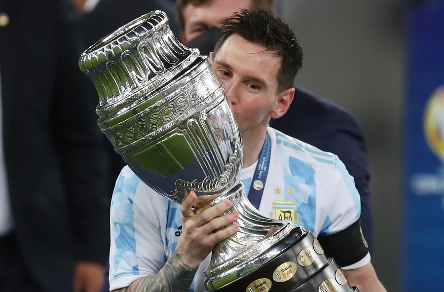 Messi ăn mừng chức vô địch Copa 2021.