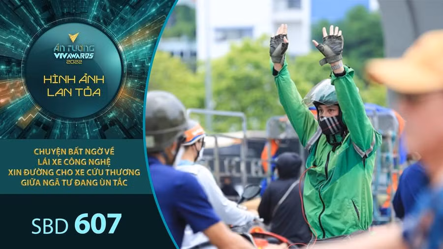 Lái xe công nghệ xin đường cho xe cứu thương giữa ngã tư đang ùn tắc