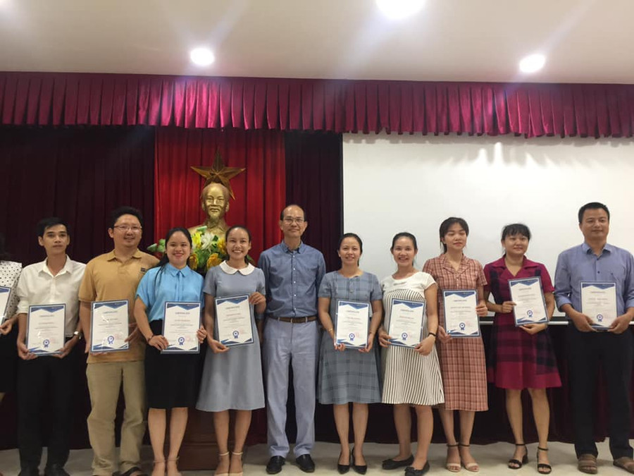 Trao giấy chứng nhận hoàn thành khóa học B2 cho học viên