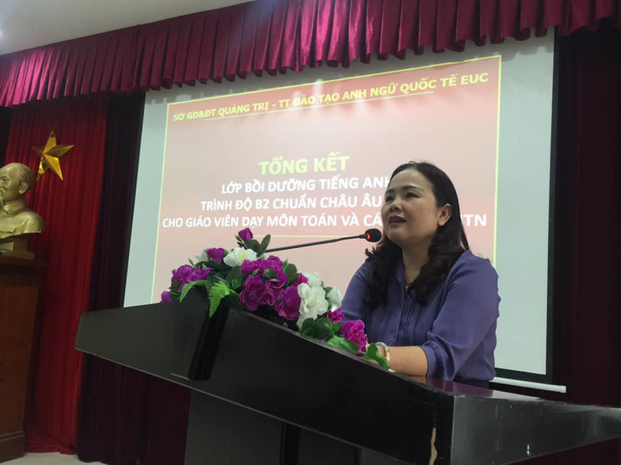 Bà Lê Thị Hương - Giám đốc Sở GD&ĐT Quảng Trị phát biểu tại lễ tổng kết