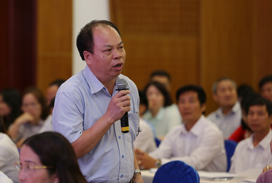 Đại diện Sở GD&ĐT Quảng Ninh chia sẻ và đưa ra đề xuất tại Hội nghị. Ảnh: Xuân Phú