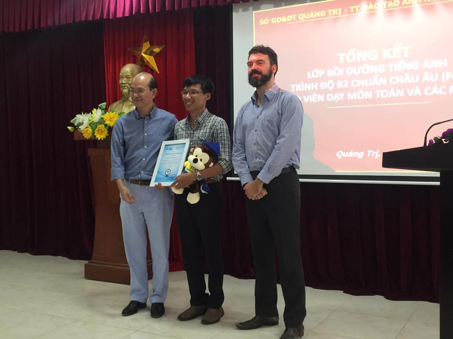 Khen thưởng học viên đạt thành tích xuất sắc (đứng giữa)