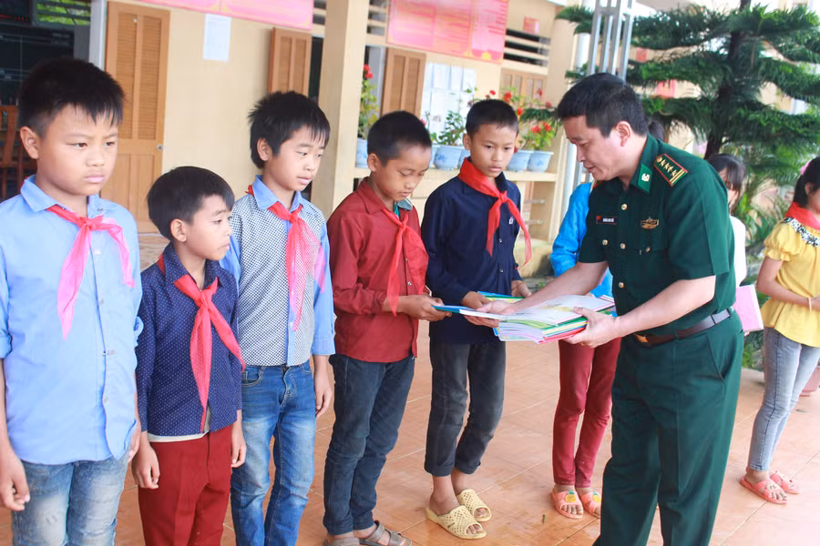 Phần quà ý nghĩa thiết thực được trao cho HS trường PTDTBT THCS Bát Đại Sơn (Quản Bạ - Hà Giang) trước thềm năm học mới. 