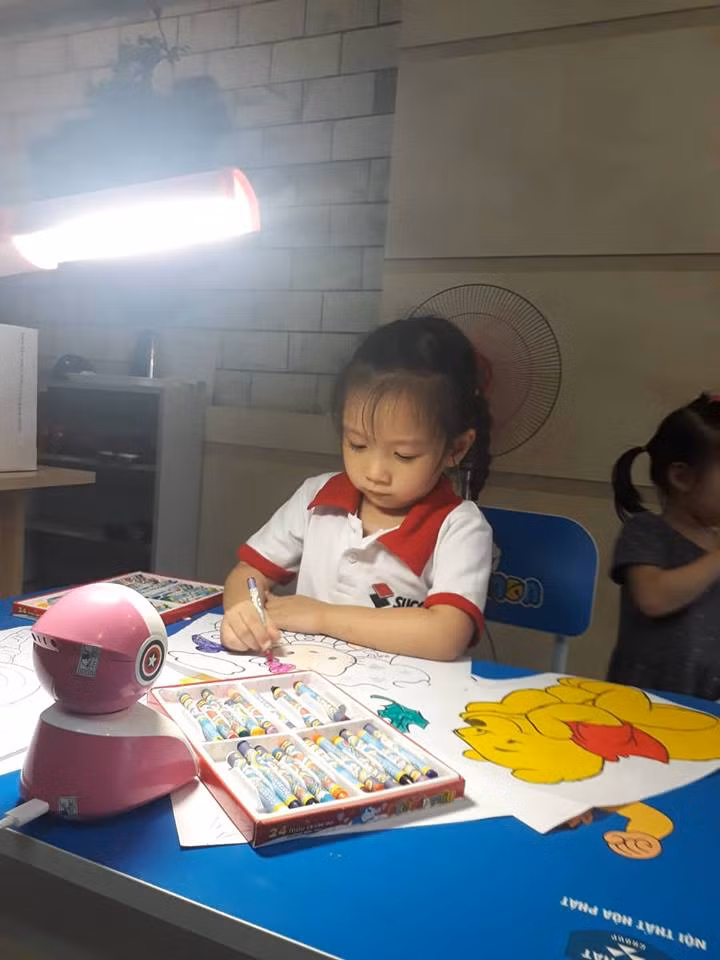 Trò chuyện, khích lệ để trẻ giảm áp lực học tập