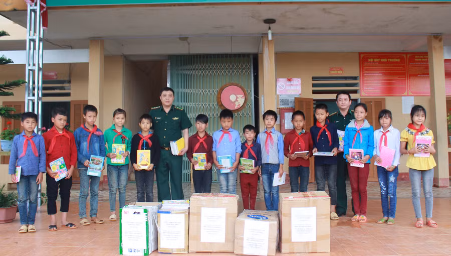 Những cuốn vở mới được trao tận tay HS vùng cao biên giới Bát Đại Sơn - Quản Bạ - Hà Giang