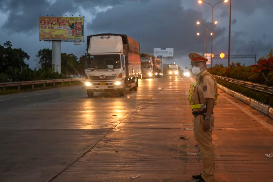 Lực lượng CSGT ra quân xử lý xe quá khổ quá tải.