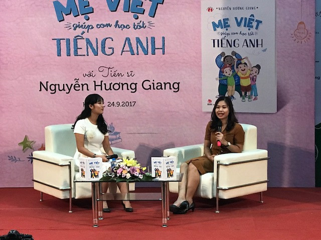 TS Nguyễn Hương Giang (bên phải) chia sẻ tại buổi ra mắt sách TS Nguyễn Hương Giang (bên phải) chia sẻ tại buổi ra mắt sách