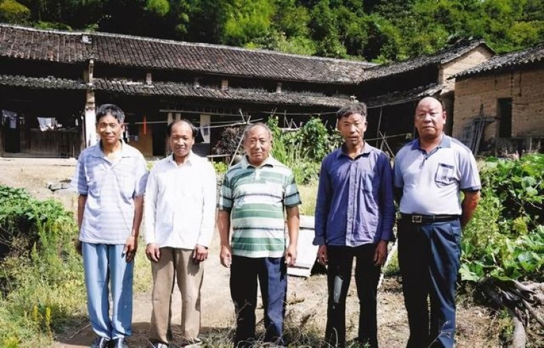 5 anh em nhà họ Đại.