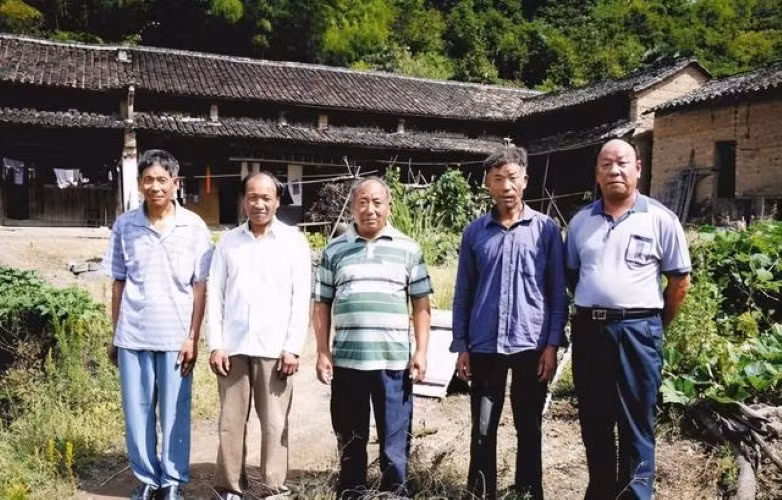 5 anh em nhà họ Đại.