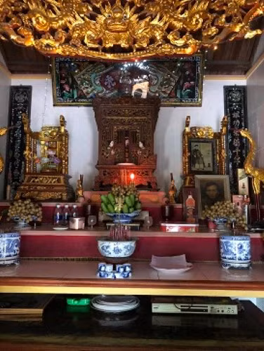 Bàn thờ danh y Đào Công Chính tại từ đường Đào Công làng Cõi (Hội Am).