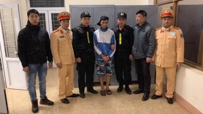 Di lý nghi phạm Tuấn về cơ quan điều tra.