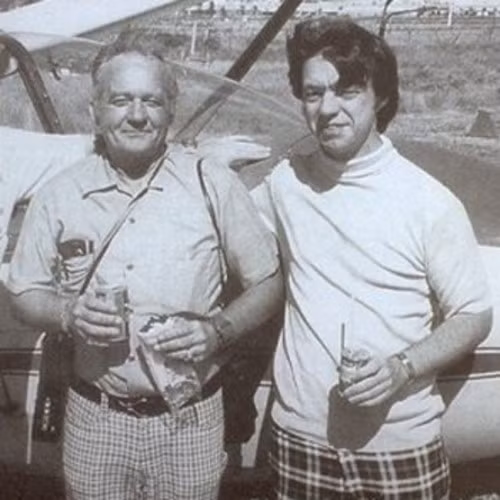 Pat Price (trái), người có khả năng thấu thị và nhà khoa học Hal Puthoff.