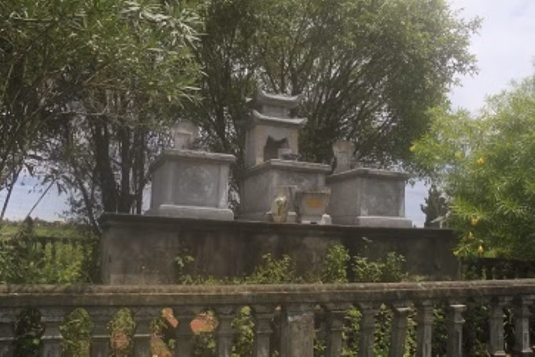 Lăng mộ vợ chồng danh y Đào Công Chính tại làng Cõi (Hội Am).