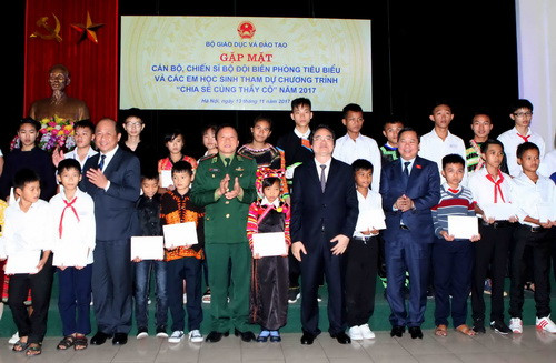 Bộ trưởng Phùng Xuân Nhạ và các đại biểu trao tặng phần thưởng cho 30 em học sinh Bộ trưởng Phùng Xuân Nhạ và các đại biểu trao tặng phần thưởng cho 30 em học sinh