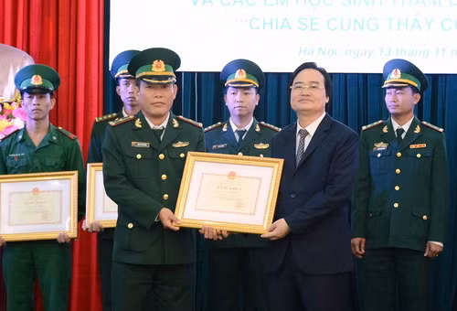  Bộ trưởng Phùng Xuân Nhạ tặng Bằng khen cho 60 thầy giáo mang quân hàm xanh