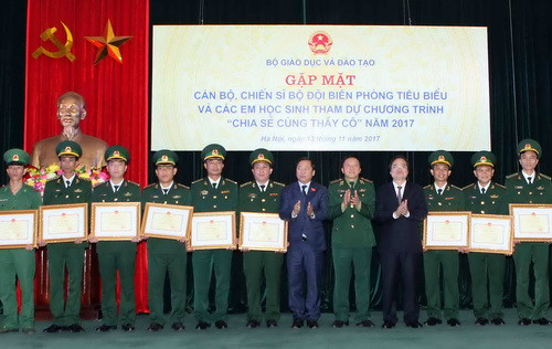 Các cán bộ, chiến sỹ Bộ đội biên phòng được Bộ trưởng Phùng Xuân Nhạ tặng Bằng khen là những người tham gia hoặc đã từng tham gia công tác dạy học, xóa mù chữ cho học sinh ở vùng sâu, vùng xa, hải đảo của Tổ quốc... Các cán bộ, chiến sỹ Bộ đội biên phòng được Bộ trưởng Phùng Xuân Nhạ tặng Bằng khen là những người tham gia hoặc đã từng tham gia công tác dạy học, xóa mù chữ cho học sinh ở vùng sâu, vùng xa, hải đảo của Tổ quốc...