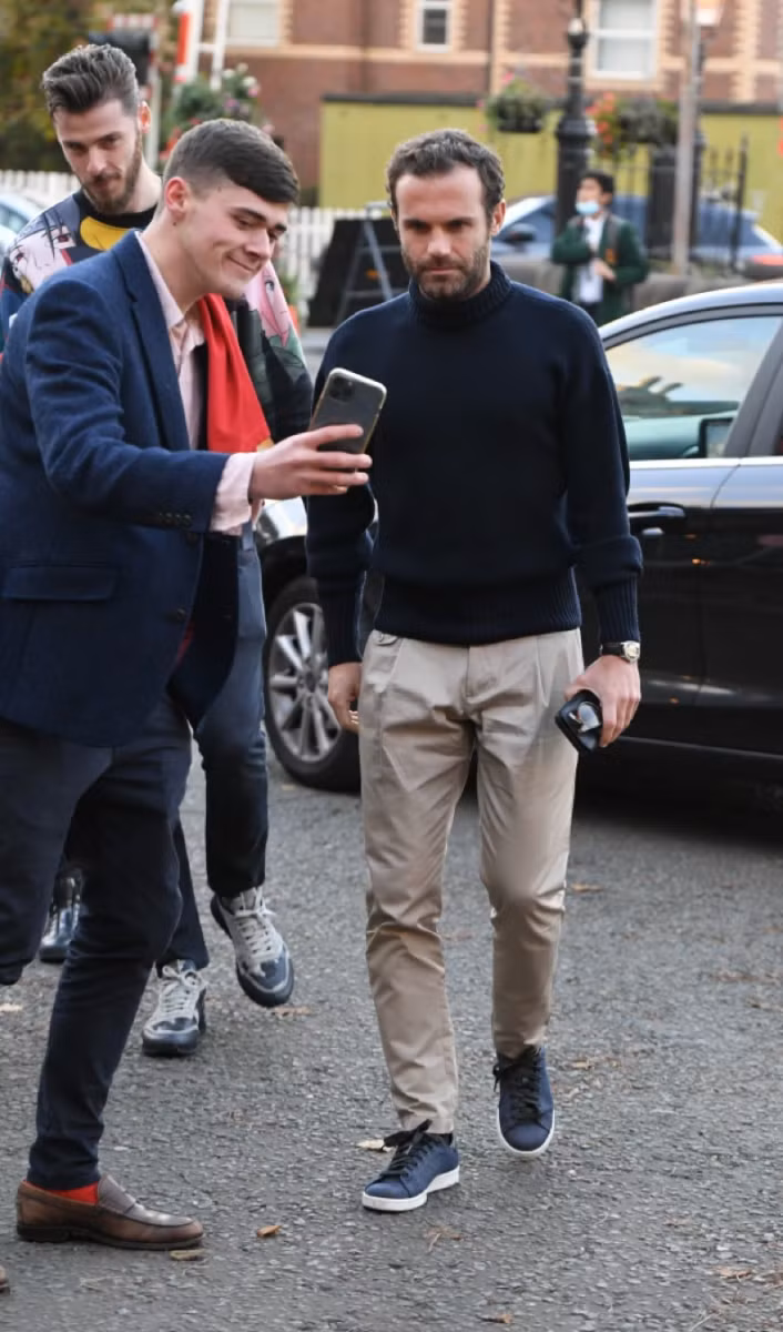 Juan Mata chụp hình với một người hâm mộ.