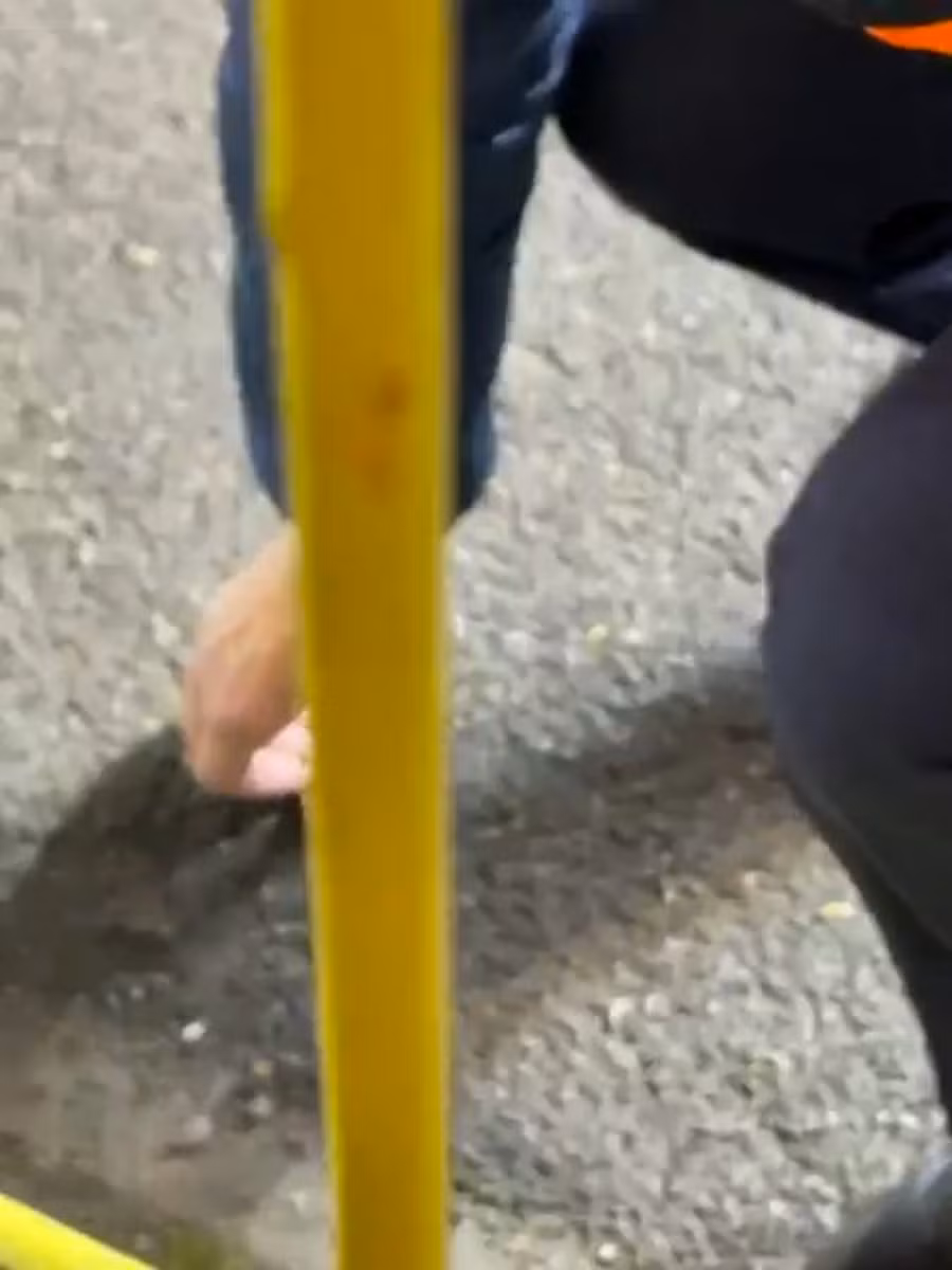 Nhân viên của Genk đang nhặt ngón tay đứt lìa của một cổ động viên West Ham.