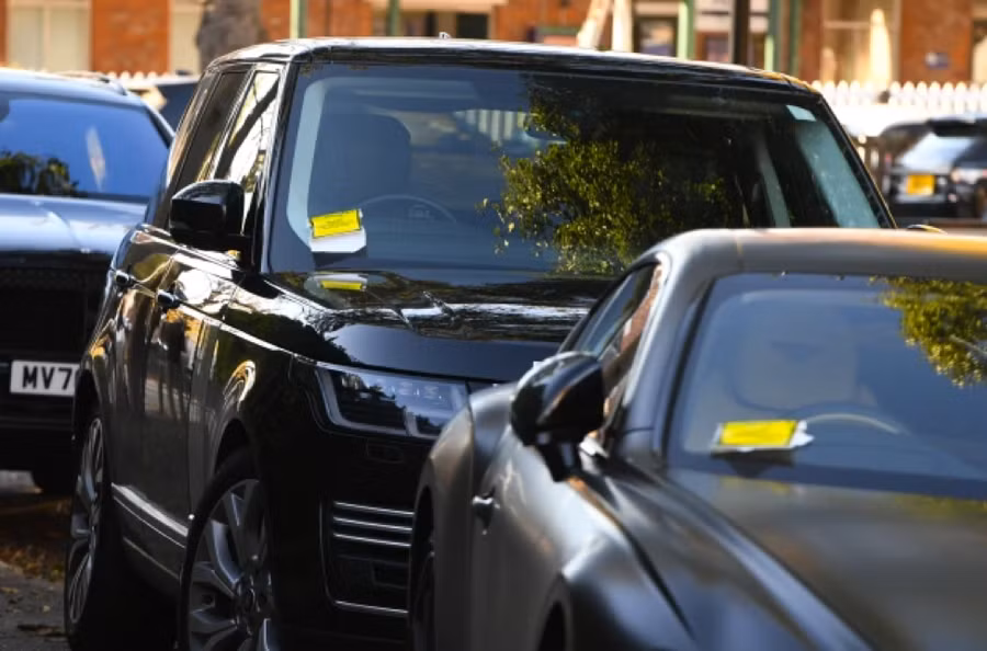 Dàn siêu xe của cầu thủ Man Utd tới nhà hàng sang trọng tại trung tâm thành phố Manchester.