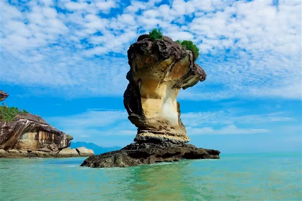 Uy phong trụ kình thiên ven biển ảnh 1