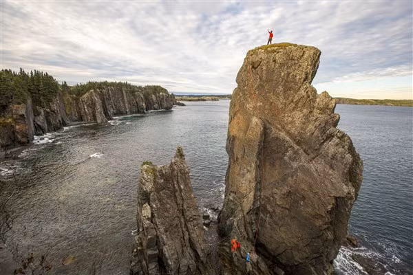 Uy phong trụ kình thiên ven biển ảnh 4