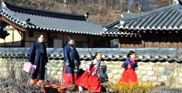 Seollal là cơ hội để người Hàn Quốc về quê thăm cha mẹ, ông bà.