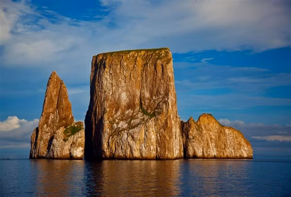 Uy phong trụ kình thiên ven biển ảnh 2