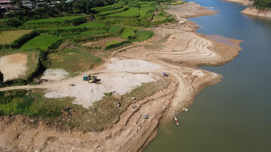 Sau khi Báo Giáo dục và Thời đại phản ánh về việc các xã Ngọc Chiến, Chiềng Lao, Hua Trai xảy ra tình trạng khai thác và tập kết cát trái phép, Chủ tịch UBND huyện Mường La đã ban hành văn bản và cử đoàn kiểm tra, xử lý.