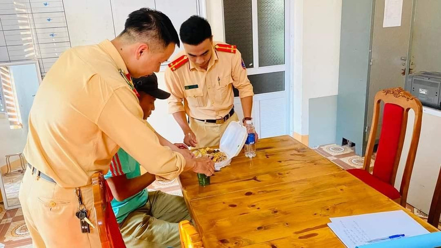 CSGT huyện Yên Châu mua cơm, thức ăn, nước uống giúp đỡ anh Cường. CSGT huyện Yên Châu mua cơm, thức ăn, nước uống giúp đỡ anh Cường.