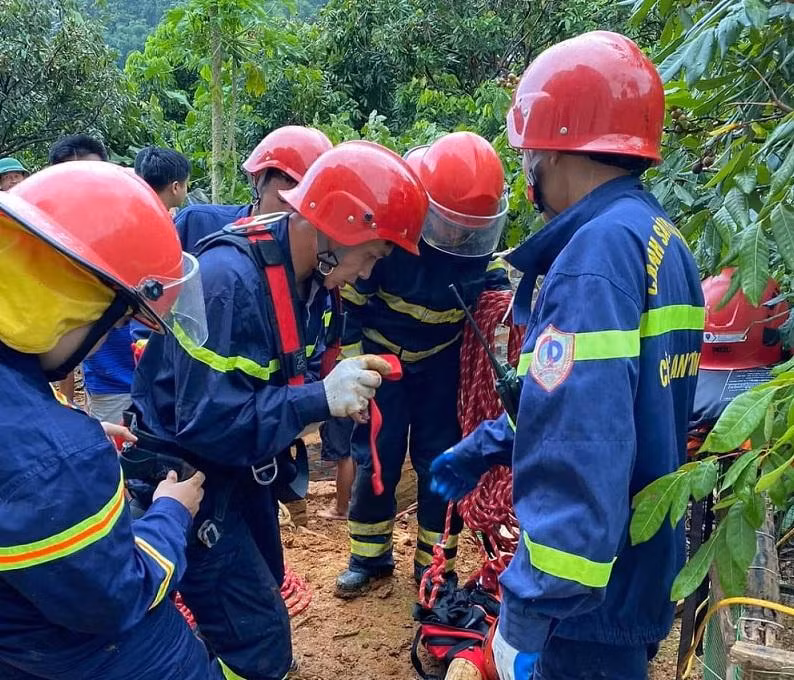 Cán bộ chiến sỹ, phòng CSPCCC&amp;CNCH chuẩn bị dụng cụ xuống giếng trục vớt thi thể nạn nhân.