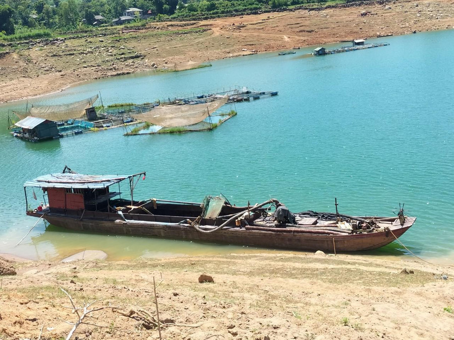 Trước đó vào ngày 26 – 28/7, phóng viên Báo Giáo dục và Thời đại vào vai người dân đến hiện trường để tìm mua cát, thấy 2 chiếc thuyền hút cát, 1 máy xúc đỗ tại khu vực bản Nhạp, xã Chiềng Lao, huyện Mường La. Trước đó vào ngày 26 – 28/7, phóng viên Báo Giáo dục và Thời đại vào vai người dân đến hiện trường để tìm mua cát, thấy 2 chiếc thuyền hút cát, 1 máy xúc đỗ tại khu vực bản Nhạp, xã Chiềng Lao, huyện Mường La.