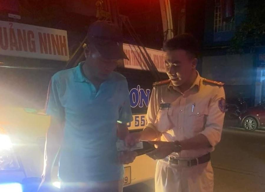 Cán bộ CSGT đưa anh Cường đến điểm bắt xe khách và hỗ trợ lộ phí đi đường. Cán bộ CSGT đưa anh Cường đến điểm bắt xe khách và hỗ trợ lộ phí đi đường.