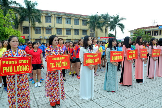 Các đội khối Phòng GD&ĐT tại lễ khai mạc