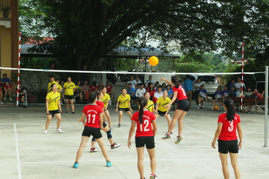 Một pha bóng trong trận đấu giữa Trường THPT Phú Lương và Trường THPT Lưu Nhân Chú