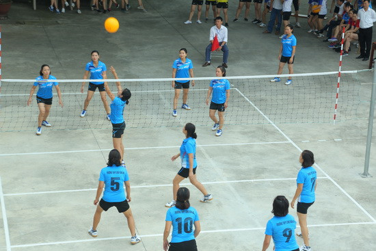 Trận đấu giữa hai đội Trường THPT Chu Văn An và Trường THPT Ngô Quyền