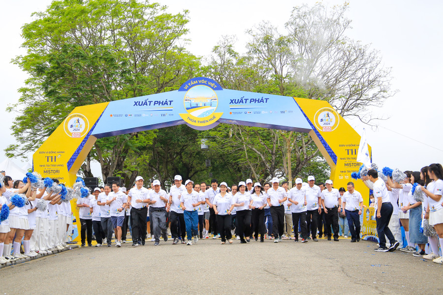 Các đại biểu, khách mời xuất phát mở đầu giải chạy để cổ vũ tinh thần cho học sinh, sinh viên, thầy cô giáo và bậc phụ huynh. Các đại biểu, khách mời xuất phát mở đầu giải chạy để cổ vũ tinh thần cho học sinh, sinh viên, thầy cô giáo và bậc phụ huynh.