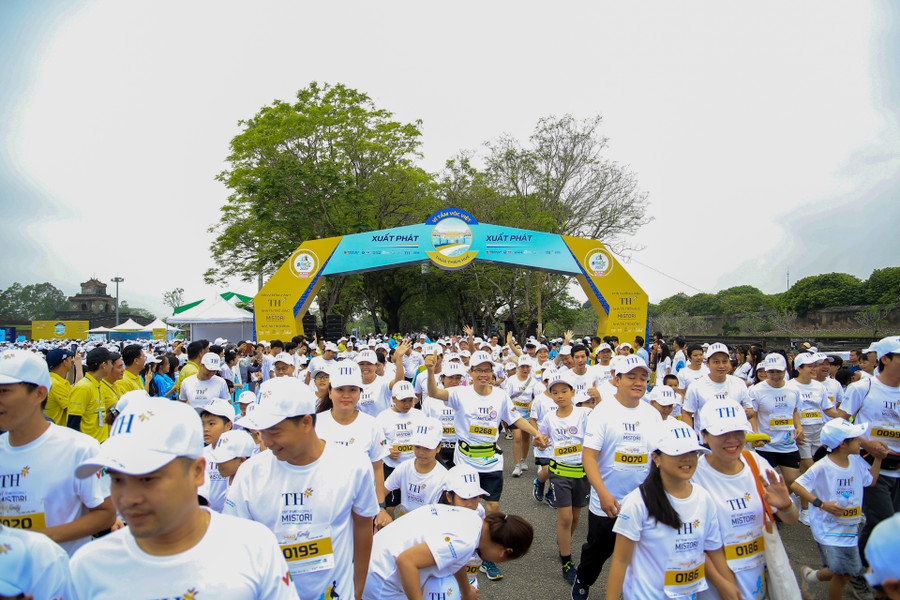 Giải chạy thu hút gần 20.000 vận động viên tham gia, vừa giúp rèn luyện sức khỏe, đồng thời cũng gây quỹ điều trị khuyết tật vận động hỗ trợ bệnh nhi nghèo. (Ảnh: Hoàng Hải - Đại Dương - Hoài Nam) Giải chạy thu hút gần 20.000 vận động viên tham gia, vừa giúp rèn luyện sức khỏe, đồng thời cũng gây quỹ điều trị khuyết tật vận động hỗ trợ bệnh nhi nghèo. (Ảnh: Hoàng Hải - Đại Dương - Hoài Nam)