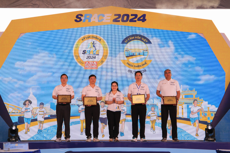 Thứ trưởng Bộ GD&ĐT Nguyễn Thị Kim Chi (giữa) trao bảng vinh danh cảm ơn tỉnh Thừa Thiên Huế và Tập đoàn TH đã đồng hành cùng Giải chạy S-Race 2024. Thứ trưởng Bộ GD&ĐT Nguyễn Thị Kim Chi (giữa) trao bảng vinh danh cảm ơn tỉnh Thừa Thiên Huế và Tập đoàn TH đã đồng hành cùng Giải chạy S-Race 2024.