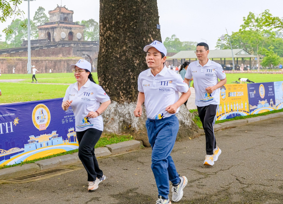 Thứ trưởng Bộ GD&ĐT Nguyễn Thị Kim Chi và ông Nguyễn Văn Phương, Chủ tịch UBND tỉnh Thừa Thiên Huế (giữa) trên đường chạy. Thứ trưởng Bộ GD&ĐT Nguyễn Thị Kim Chi và ông Nguyễn Văn Phương, Chủ tịch UBND tỉnh Thừa Thiên Huế (giữa) trên đường chạy.