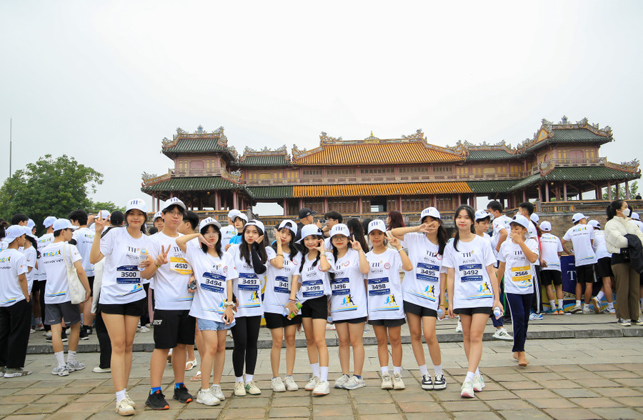 Các học sinh hào hứng tham gia thi đấu giải chạy. Các học sinh hào hứng tham gia thi đấu giải chạy.